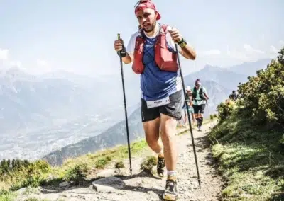 Coureur en montagne avec bâtons de marche