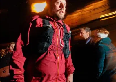 Homme en tenue de sport marchant la nuit