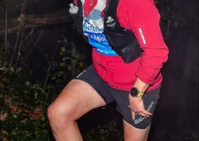 Coureur de nuit avec lampe frontale