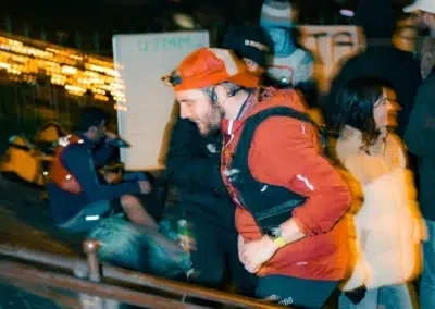 Coureur avec casquette rouge la nuit