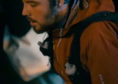 Homme avec casquette et lampe frontale