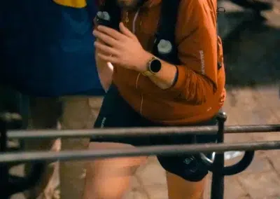 Homme en tenue de sport montant des escaliers