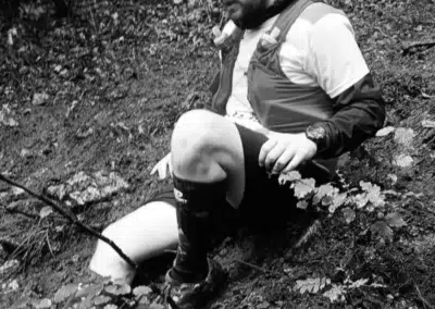 Homme assis sur un sentier forestier