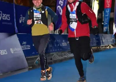 Deux coureurs franchissent la ligne d'arrivée d'une course