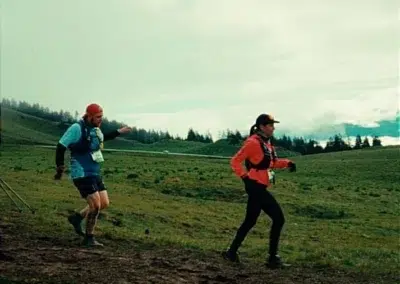 Deux coureurs sur un sentier montagneux