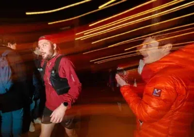 Homme en veste rouge courant la nuit