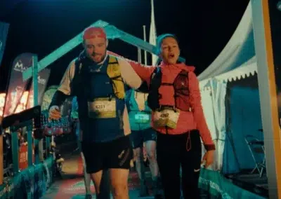 Deux coureurs franchissant la ligne d'arrivée