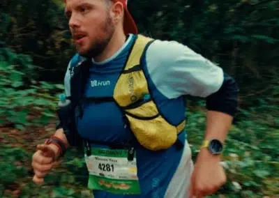 Coureur avec sac à dos jaune en forêt