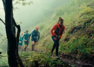 Groupe de coureurs sur un sentier en forêt