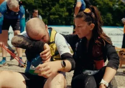 Couple assis après une course d'endurance